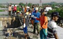 Gotong royong di atap Masjid Desa Campurejo. Foto : Koramil 01 Bojonegoro
