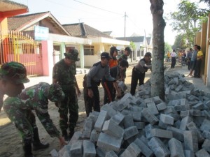 Kegiatan pemavingan di Dusun Tlumbung. Foto : Koramil 09 Sumberrejo