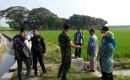 Kegiatan mensurvei di salah satu lokasi proyek. Foto : Koramil 09 Sumberrejo