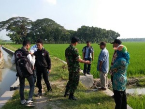 Kegiatan mensurvei di salah satu lokasi proyek. Foto : Koramil 09 Sumberrejo